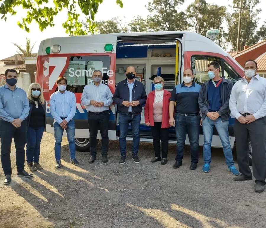 FOTO PRENSA COMUNA// AMBULANCIA. Las autoridades junto a la flamante unidad.