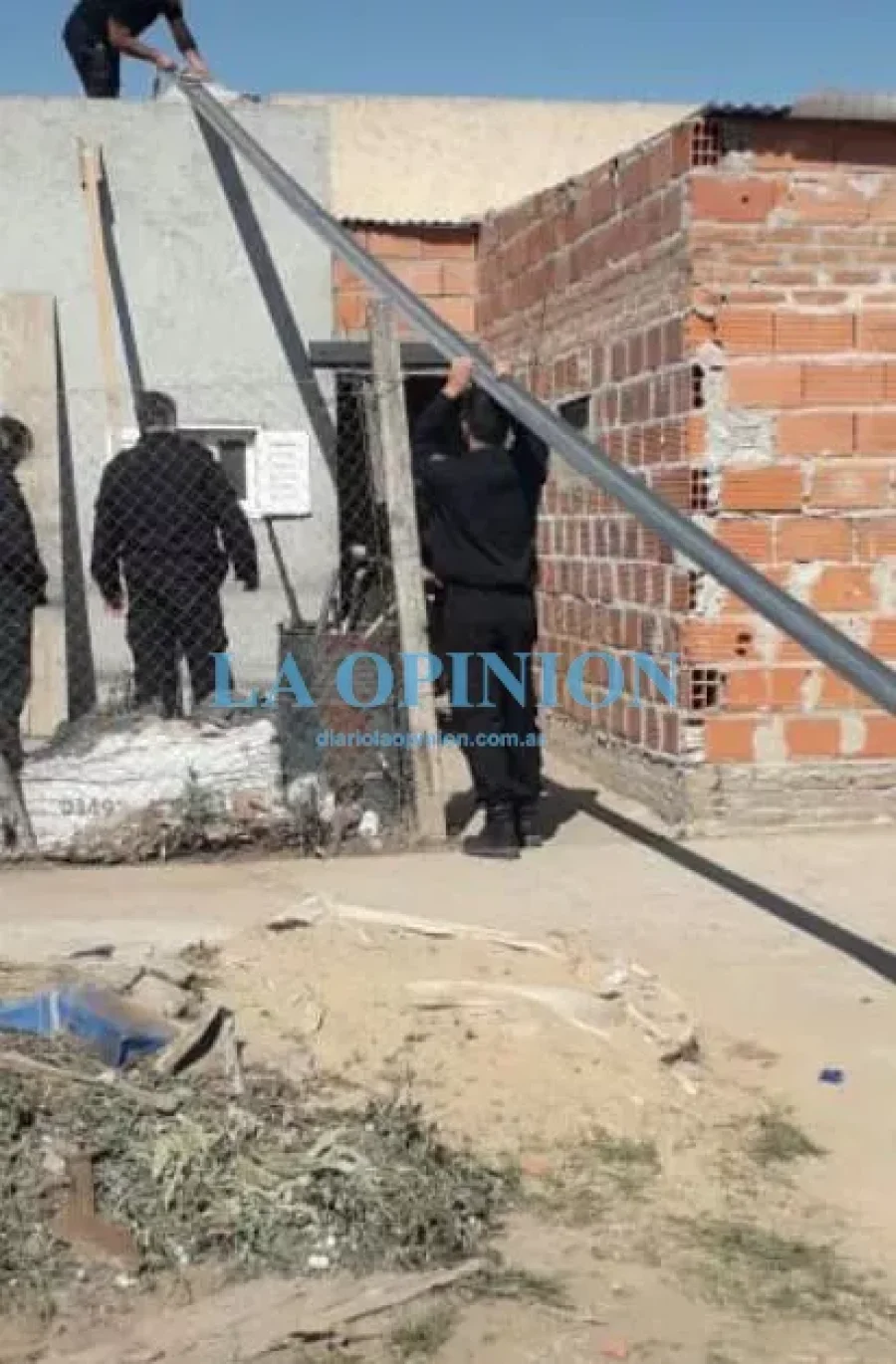 ACCION POLICIAL.  En una casa, para el secuestro de elementos robados.