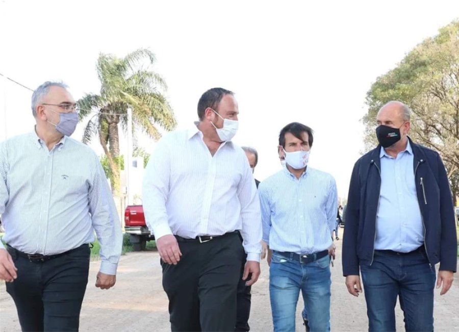 FOTO PRENSA  AC// HUMBERTO PRIMO. Recorrida por el terreno en que construirán la Escuela Técnica. TACURAL. Visita a varias obras de la localidad.