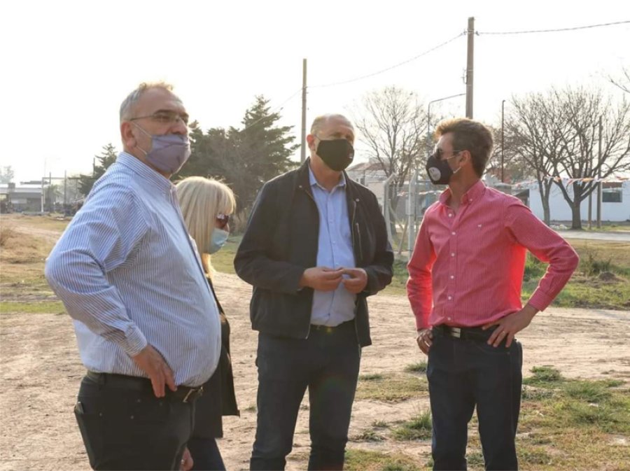 FOTO PRENSA  AC// HUMBERTO PRIMO. Recorrida por el terreno en que construir&aacute;n la Escuela T&eacute;cnica. TACURAL. Visita a varias obras de la localidad.