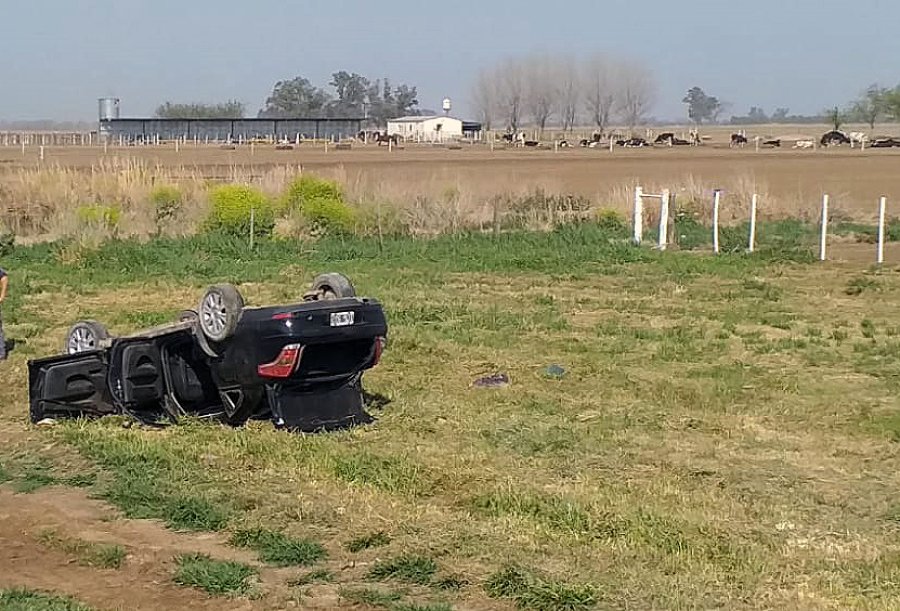 FOTO LA OPINION POSICION INVERTIDA. El Citro&euml;n C4 termin&oacute; volcado sobre la banquina.