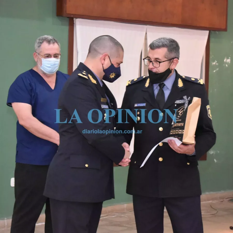 UNA ENTREGA. Estuvo a cargo del jefe de la Unidad Regional XII de Polic&iacute;a.