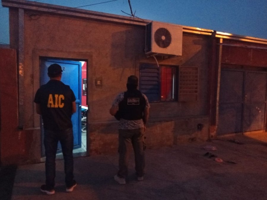 FOTO LA OPINION EN RAFAELA. Se hall&oacute; un arma de fuego, tel&eacute;fonos e informaci&oacute;n de inter&eacute;s para la investigaci&oacute;n.