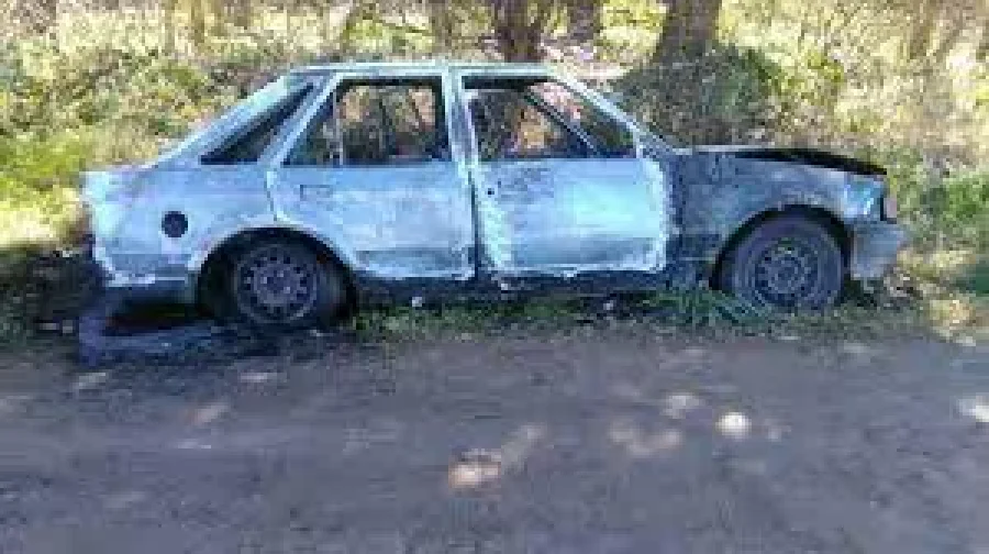 IMAGEN ARCHIVO. FORD ESCORT INCENDIADO.  Una situaci&oacute;n parecida experiment&oacute; un veh&iacute;culo en esta ciudad.