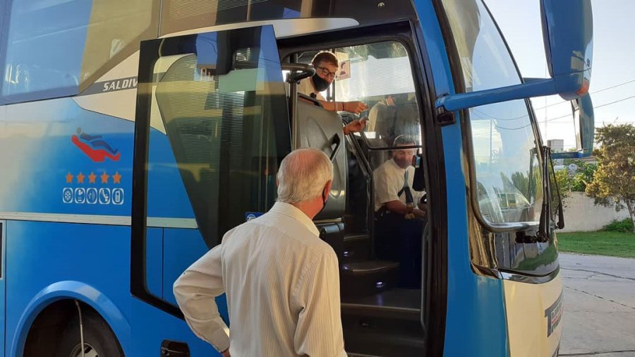 FOTO PRENSA MUNICIPALIDAD// TRANSPORTE. Hugo Boscarol en el momento del arribo de una de las unidades.