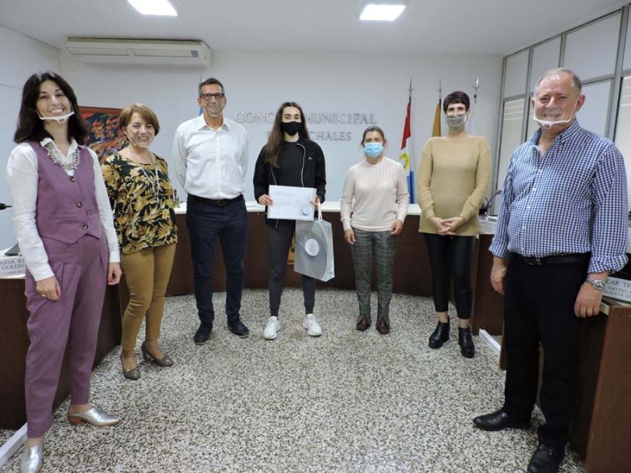FOTO PRENSA CONCEJO// RECONOCIMIENTO// La deportista en momentos de ser distinguida en el Cuerpo Legislativo.