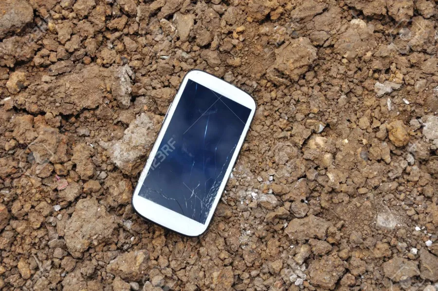 IMAGEN ARCHIVO. CELULAR EN EL PISO.  As&iacute; fue hallado un tel&eacute;fono, propiedad de quien  hab&iacute;a robado.