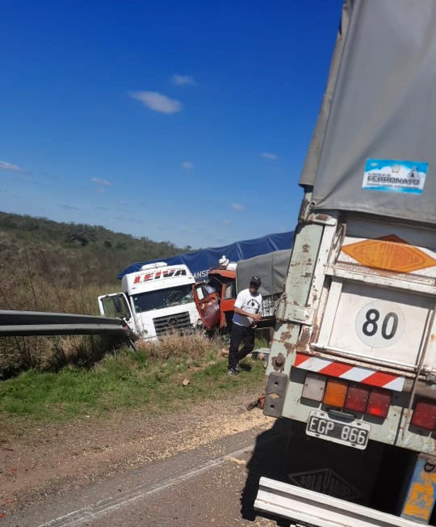 FOTO LA OPINI&Oacute;N DANTESCO. A pesar de la gravedad del siniestro solo fue hospitalizado el chofer de uno de los camiones.