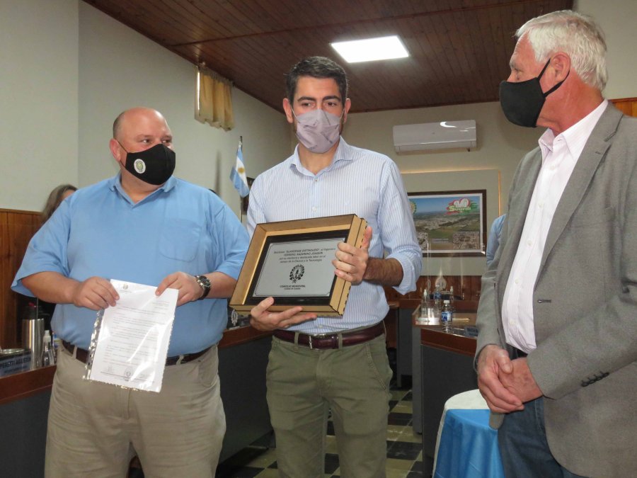 FOTO PRENSA MUNICIPALIDAD// RECONOCIMIENTO// Gustavo Sella, Nazareno Ferrero y Hugo Boscarol durante la ceremonia.