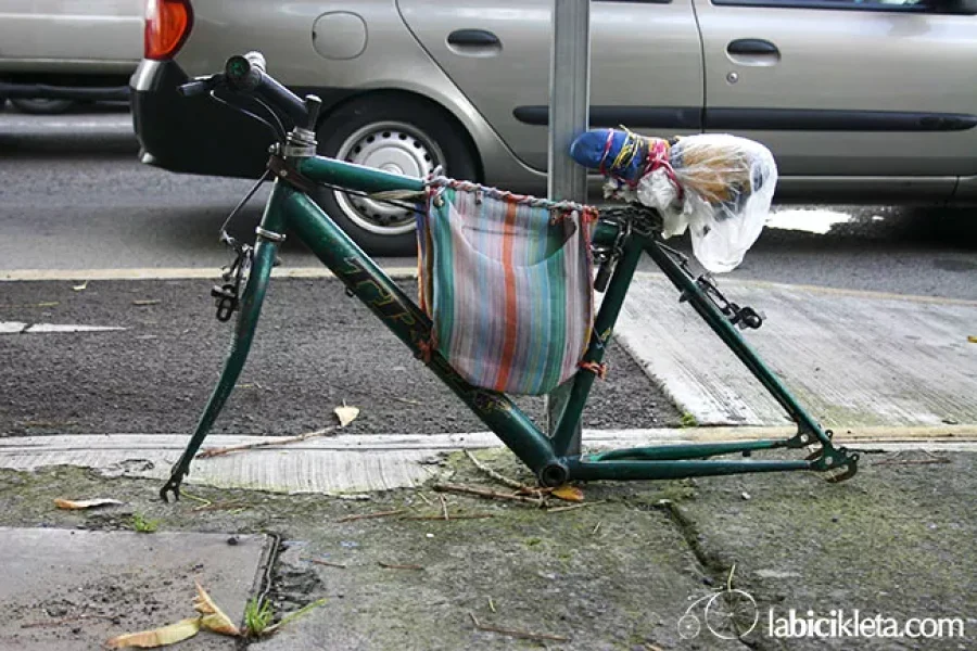IMAGEN ARCHIVO. SIN RUEDAS.  As&iacute; fue hallada una bicicleta en esta ciudad.