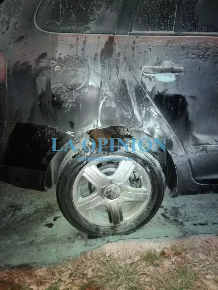 INCENDIO SOFOCADO.  En un VW Suran ubicado en un sector del barrio Belgrano.