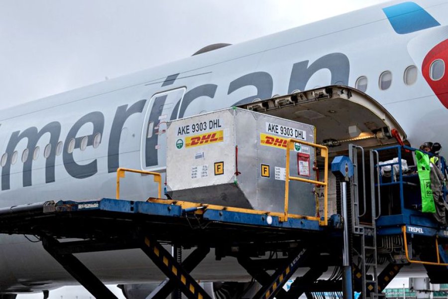 FOTO LA NACION VACUNAS PFIZER. Llegaron ayer al pa&iacute;s en un vuelo de American Airlanes.