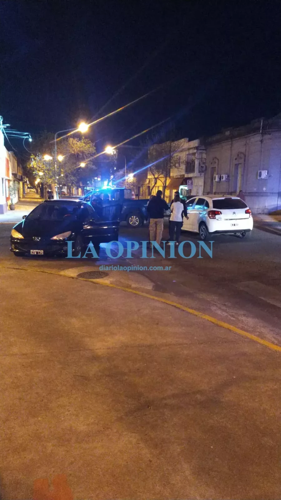 ESCENARIO.  Esquina de Sarmiento y Pueyrredón, en esta ciudad.