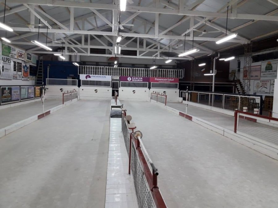 CANCHAS CUBIERTAS. Vista general del interior del club.