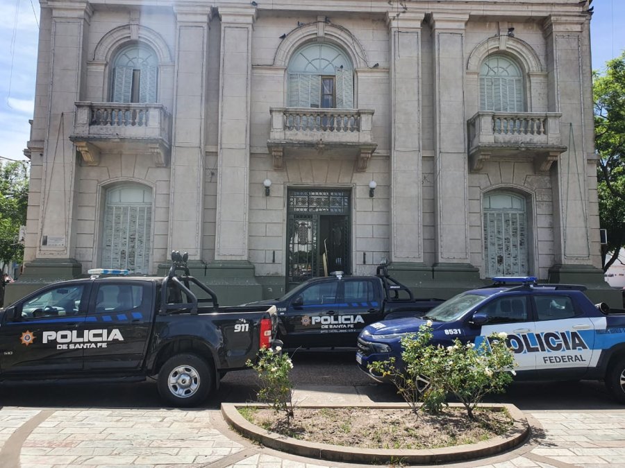 FOTO LT 28 EN LA PUERTA DE LA JEFATURA. Adem&aacute;s de los siete allanamientos producidos en la Provincia, en Rafaela la Polic&iacute;a Federal se aperson&oacute; en la Jefatura buscando a un oficial en actividad.