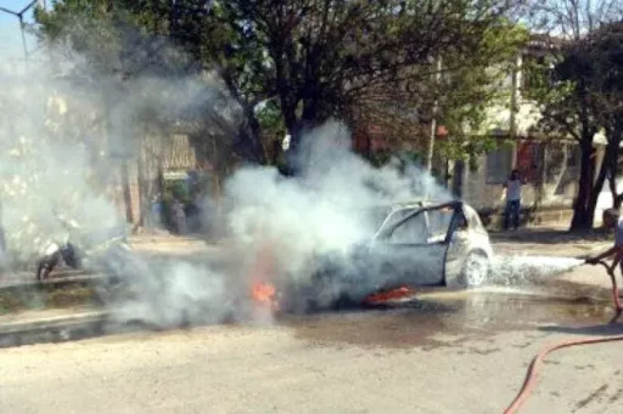 IMAGEN ARCHIVO.  FUEGO EN UN AUTO. Una situaci&oacute;n de este tipo, se observ&oacute; en esta ciudad.