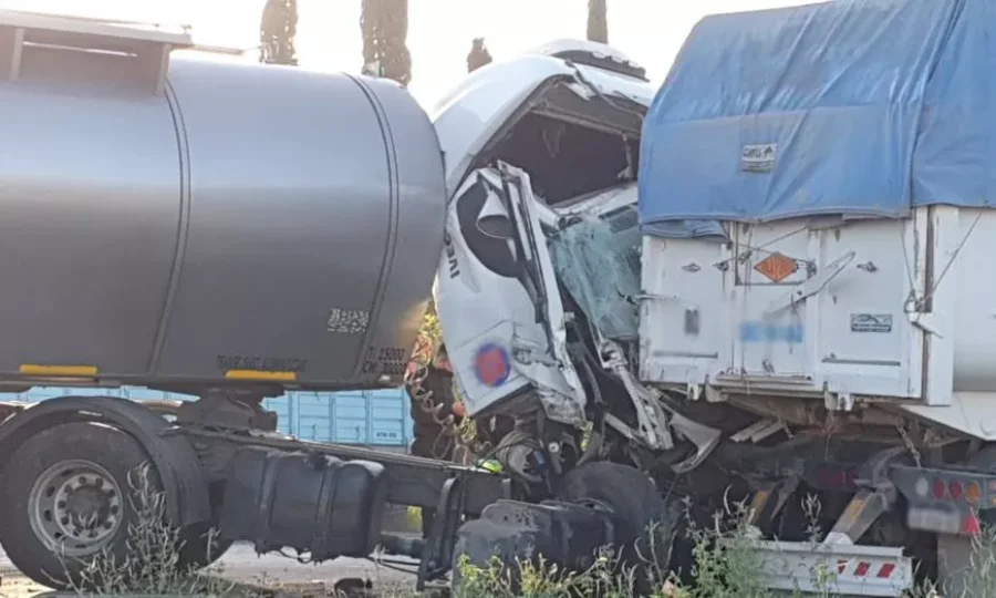IMAGEN MOVIL QUIQUE. LO OBSERVADO.  Tras un choque en que tres camiones estuvieron involucrados.