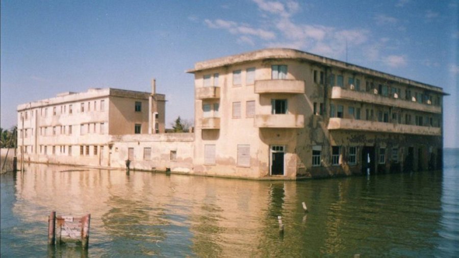 FOTO ARCHIVO/INFOBAE MIRAMAR. En 1977, una gran inundación provocada por al laguna Mar Chiquita afectó la estructura del Gran Hotel Viena.  HOTEL VIENA// La coqueta construcción que fue un polo de atracción en la localidad cordobesa.  FOTO ARCHIVO/IN