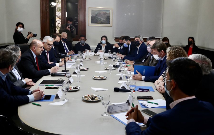 FOTO NA CUMBRE. Perotti junto a Dom&iacute;nguez entre otros al evaluar la pol&iacute;tica agropecuaria.