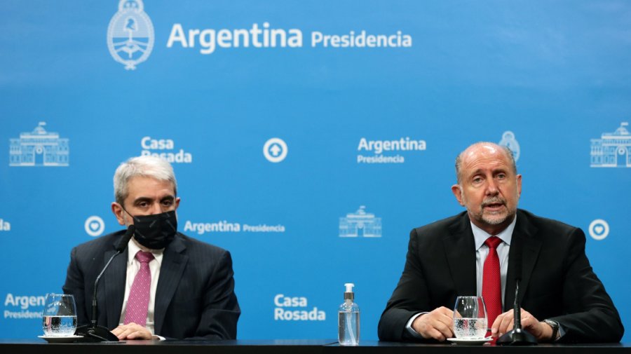 FOTO SCS EN CASA ROSADA. An&iacute;bal Fern&aacute;ndez y Omar Perotti durante el anuncio.