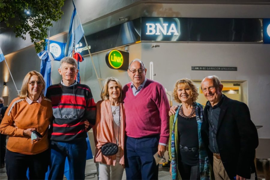 FOTOS E. BOFFELLI// DESCUBRIMIENTO PLACA. Javier Montini;  Juan José Darán y  Mauro Gilabert  en la tradicional ceremonia. FRENTE A LA SUCURSAL CINCUENTENARIA. B. Guardamagna; R. De Philippis; Hugo Actis y sus respectivas esposas.