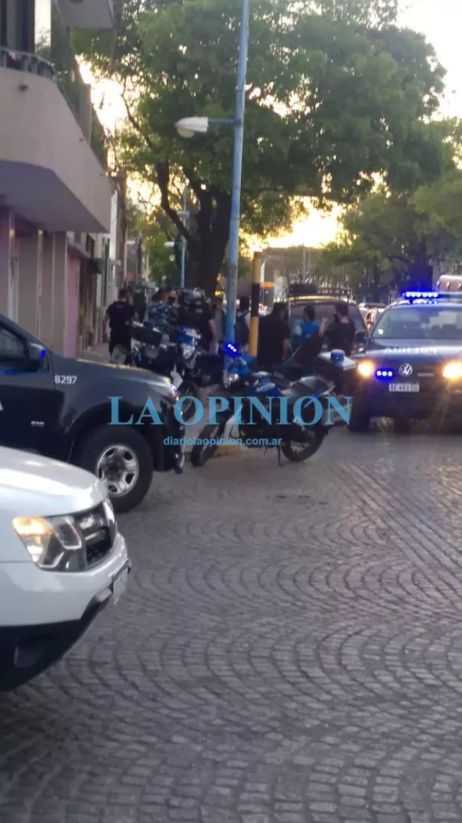ACCIONAR POLICIAL.  En la esquina de Santa Fe y Paraguay, esta tarde.