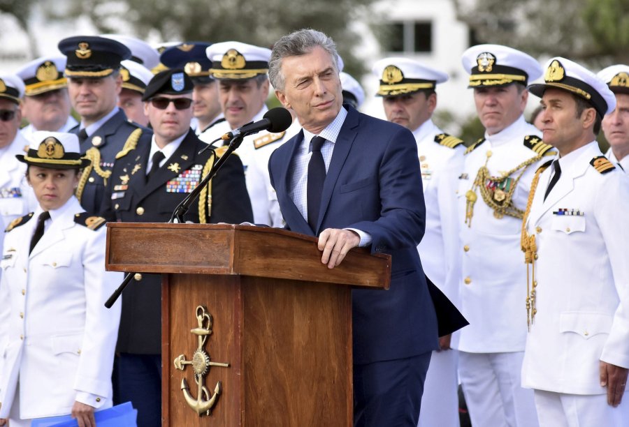 FOTO ARCHIVO NA MACRI. En un acto con oficiales de la Armada.