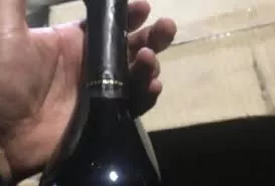 IMAGEN ARCHIVO. CHAMPAGNE.  Una botella de esta bebida, fue parte de lo recuperado por la Polic&iacute;a.