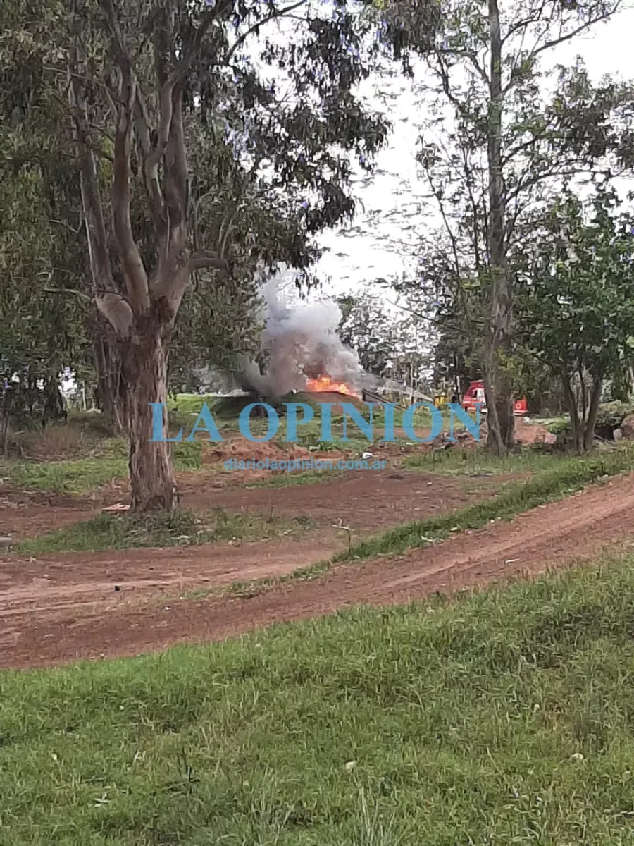 INCENDIO EN EL AUTODROMO. Bomberos trabajaron y extinguieron el fuego.