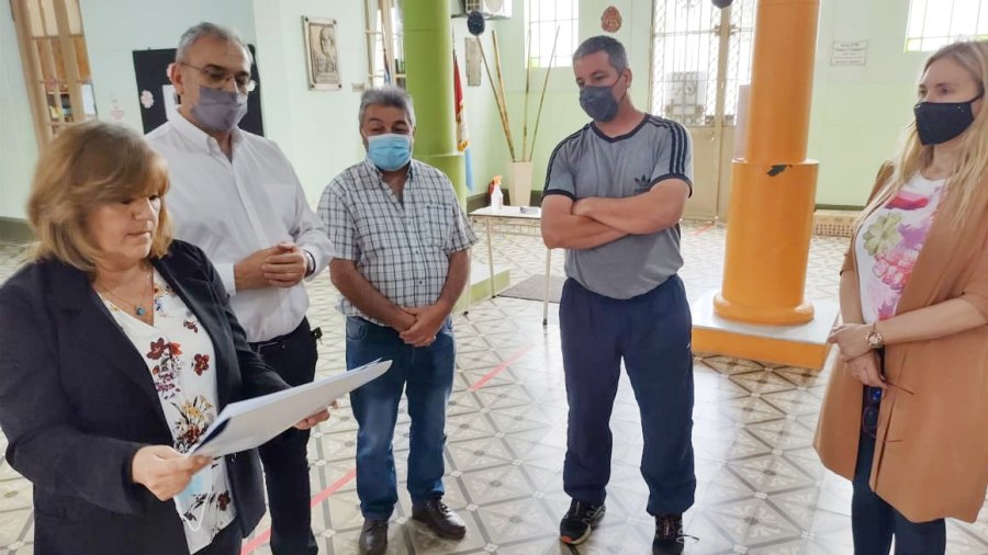 FOTO PRENSA AC// RECURSOS. Las autoridades que participaron de la ceremonia de una de las entregas.