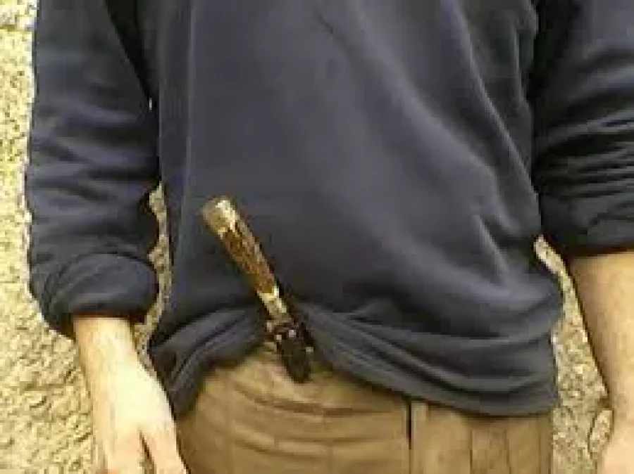 IMAGEN ARCHIVO. CUCHILLO EN LA CINTURA. Un rafaelino fue observado en una situaci&oacute;n parecida.