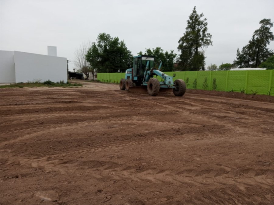 FOTO PRENSA COMUNA// PUNTO VIOLETA. Equipos comunales trabajan en el terreno donde erigir&aacute;n el edificio.