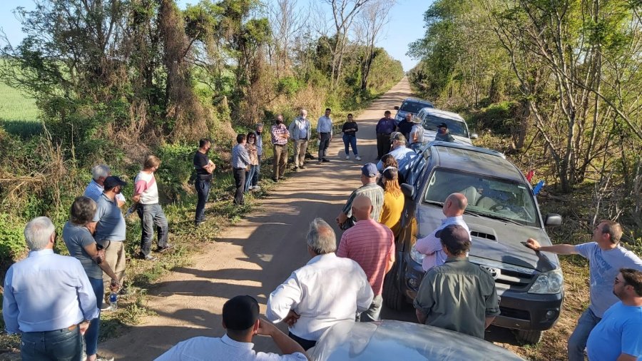 CAMINOS RURALES MEJORADOS// Representantes de los distritos recorriendo la obra en Colonia Raquel, oyendo las explicacionesnde V&iacute;ctor Perusia.