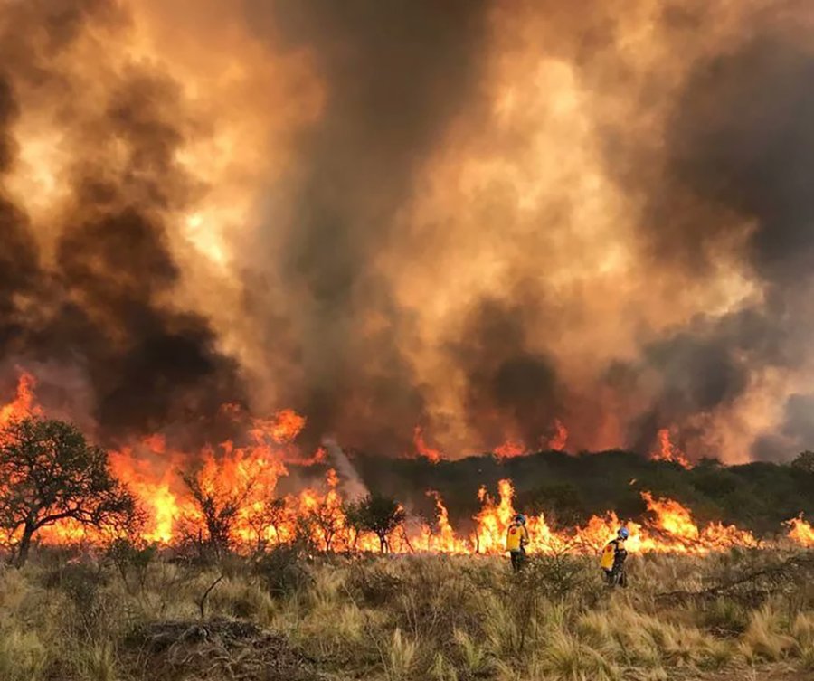 FOTO NA FUEGO SIN CONTROL. Equipos de bomberos contin&uacute;an trabajando en los frentes en el norte cordob&eacute;s.