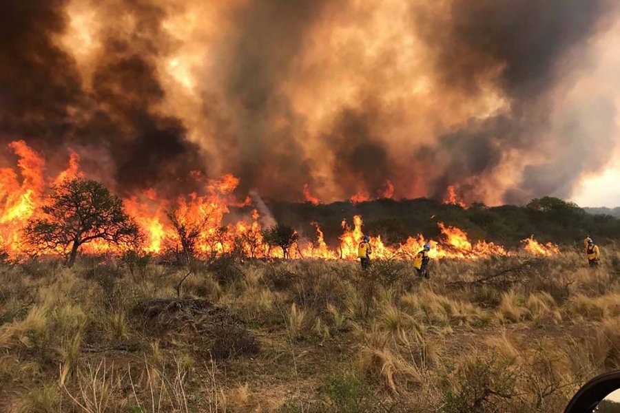FOTO LA VOZ INCENDIOS. Bomberos cordobeses enfrentan las llamas en el norte cordob&eacute;s, en el inicio de la semana.