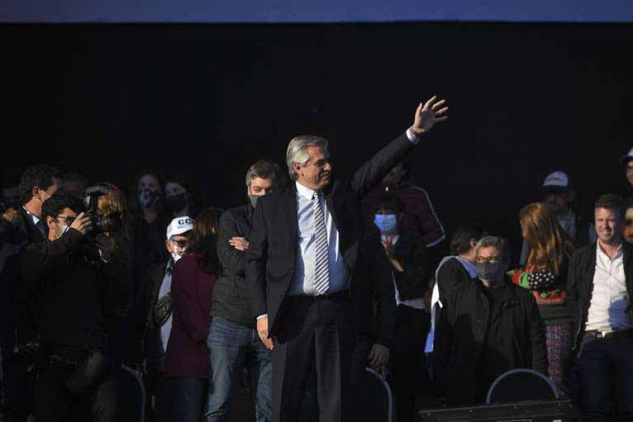FOTO ARCHIVO NA ESFUERZO. El presidente Fern&aacute;ndez el jueves en el estadio de Chicago con organizaciones sociales.