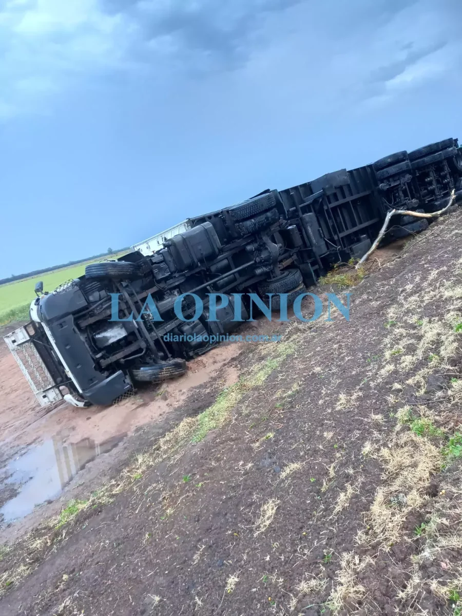 LO OBSERVADO.  Posici&oacute;n en la que qued&oacute; el transporte accidentado.