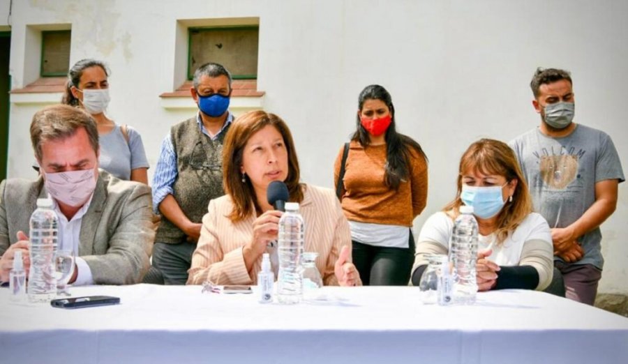 FOTO NA EN&Eacute;RGICO REPUDIO. Expresado por la gobernadora rionegrina Arabela Carrera.