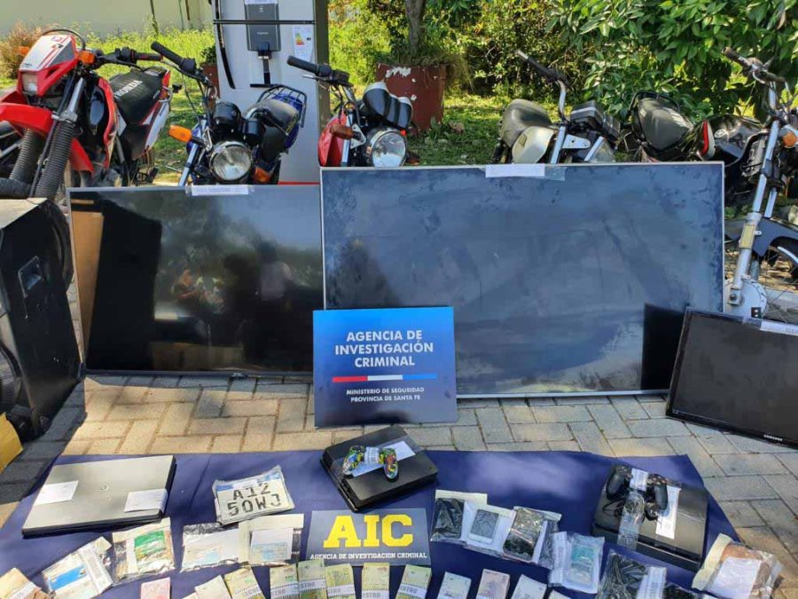 FOTO LA OPINION POSITIVO. En 15 allanamientos detuvieron a 14 miembros, y secuestraron armas, rodados, documentaci&oacute;n y electr&oacute;nica.