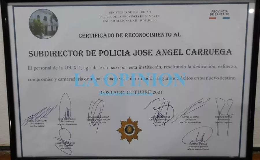 PLAQUETA.  Le fue entregada al Jos&eacute; Carruega.