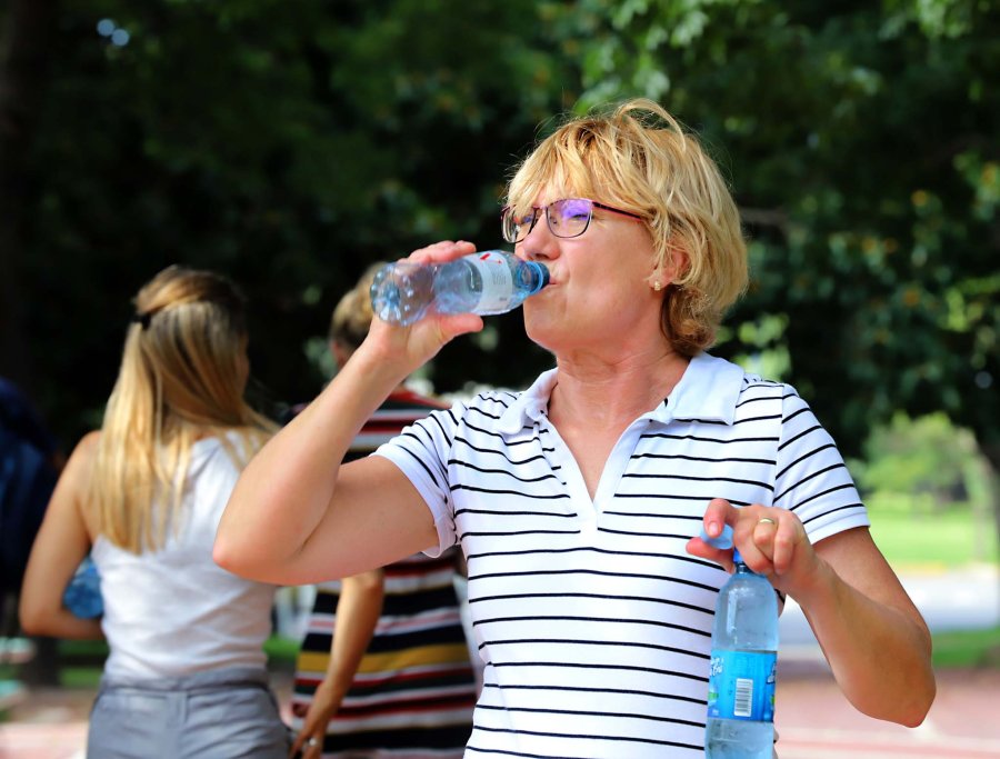 FOTO NA HIDRATARSE. Es una recomendaci&oacute;n para proteger la salud y evitar golpes de calor.