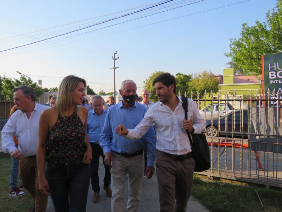 FOTO PRENSA HB// VISITANTES. En primera l&iacute;nea Carolina Losada y Maximiliano Pullaro, atr&aacute;s Felipe Michlig, Mario Barleta y Hugo Boscarol. SALUDO. Carolina Losada y Hugo Boscarol.