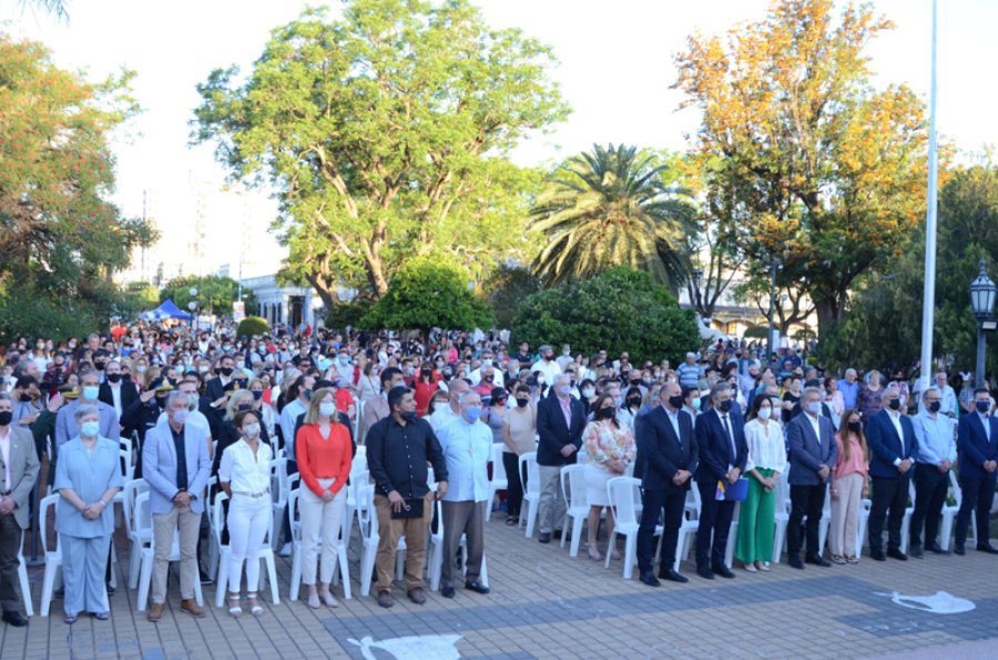 FOTOS M.LIOTTA HOMENAJE. El recuerdo, siempre, para Guillermo Lehmann. ACTO EN LA PLAZA. Autoridades y vecinos se mezclaron para la ceremonia oficial, el domingo pasado.