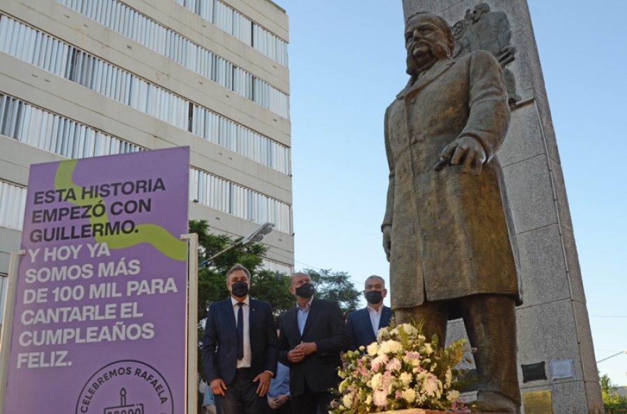 FOTOS M.LIOTTA HOMENAJE. El recuerdo, siempre, para Guillermo Lehmann. ACTO EN LA PLAZA. Autoridades y vecinos se mezclaron para la ceremonia oficial, el domingo pasado.