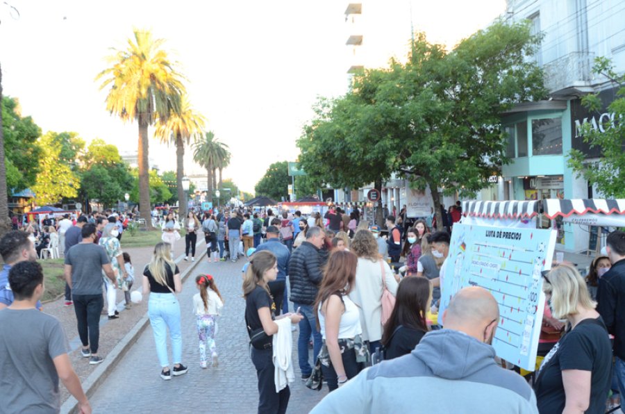 FOTO M. LIOTTA // FIESTA DE LAS CULTURAS. El festejo revitaliz&oacute; el centro. FOTO PRENSA MUNICIPAL // BAGLIETTO Y VIYALE. Los m&uacute;sicos fueron uno de los grandes protagonistas de la noche.
