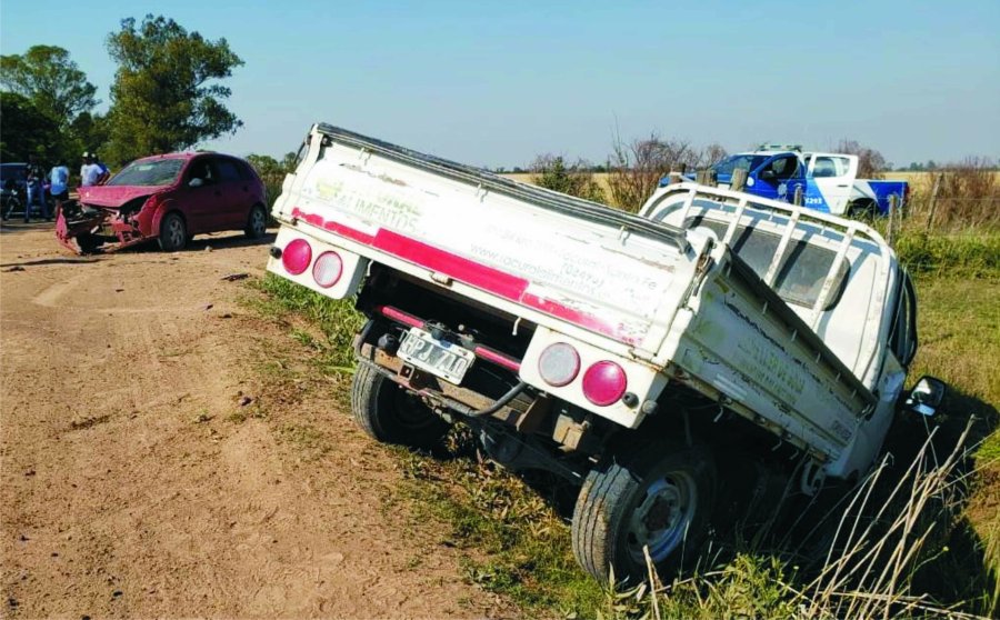 FOTO UR V CAMIONETA KIA. Quedó hundida en una cuneta luego de impactar con el auto en un camino rural.