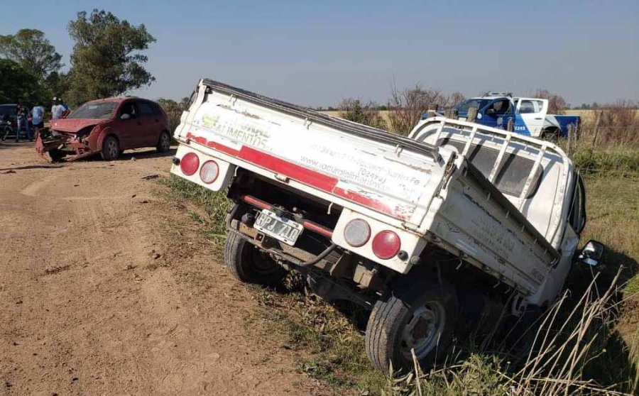FOTO UR V CAMIONETA KIA. Qued&oacute; hundida en una cuneta luego de impactar con el auto en un camino rural.