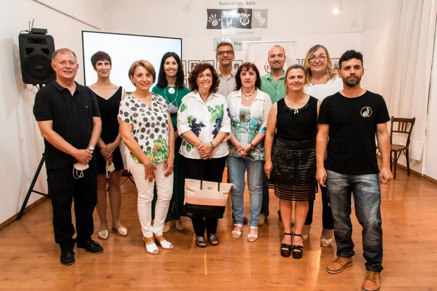 FOTO PRENSA CONCEJO// PREMIADOS. El grupo que fue distinguido junto a los concejales.