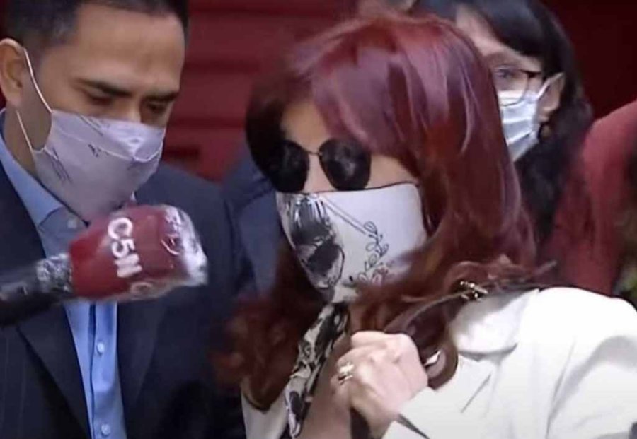 FOTO CAPTURA DE TV CRISTINA KIRCHNER. Al ingresar al Sanatorio Otamendi.