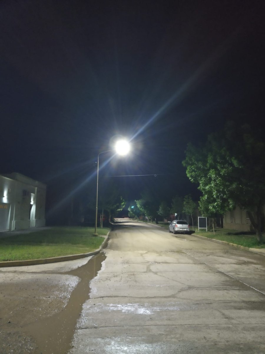 FOTO PRENSA COMUNA// CAMBIO DE LUMINARIAS. Uno de los  artefactos recientemente incorporado.